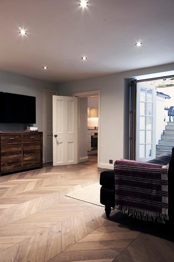Central Hastings, Stylish-Luxe, Seaside Apartment. Exterior photo